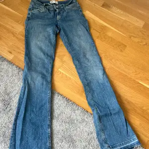 Jättefina zara jeans med låg midja! Passar mig i längden som är 170 perfekt! De är uppvikta i slutet av benen (se bild 1) och sömmen vid midjan har gått upp en bit men de är inget som syns när byxorna är på och går enkelt att sy igen (se bild 3). ❤️