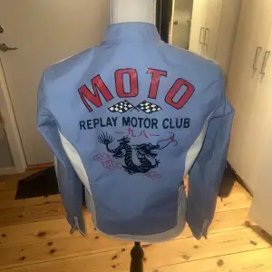 Otroligt cool moto/biker jacka från replay. Tunt material. Vitt Siden på insidan. Lite Charlies angels vibbar🥰