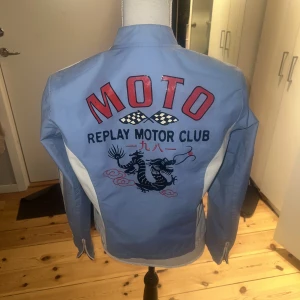 Replay bikerjacka - Otroligt cool moto/biker jacka från replay. Tunt material. Vitt Siden på insidan. Lite Charlies angels vibbar🥰