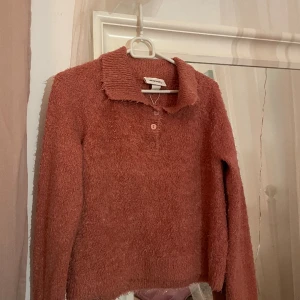 Fluffig sweater  - Rosa fluffig trlja frpn monki, storlek S passar även mig som normalt har XS