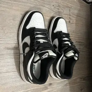 Säljer panda dunks storlek 43.   Skick 7/10  Fler foton kan skickas 