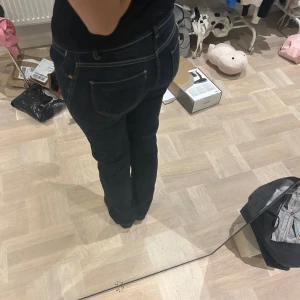 lågmidjade jeans - säljer mina skitsnygga lowwaist jeans äldre modell från zara då dem ej passar mig längre, jag är 175 för referens 