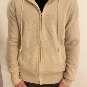 Soft goat kashmir hoodie - Säljer min riktigt feta kashmir hoodie. Skicket är extremt bra 9/10✅Storleken är M men passar S. Modellen på bilden är 175 och väger 62kg. Hör gärna av er vid fler frågor🙌