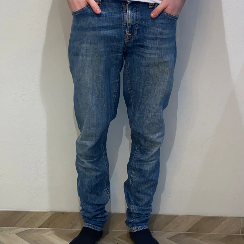 Säljer ett par riktigt snygga Nudie Jeans i storlek, 28/32 skick 8/10 modell är 175 cm lång.. Jeans & Byxor.