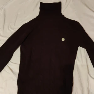 Stickad tröja från Le Breve - Stickad turtle neck tröja från Le Breve i gott skick.