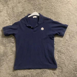 Moncler piké tröjan  - En riktig Nice o skön Moncler piké helt sprillans ny aldrig använt innan  Pris kan diskuteras 