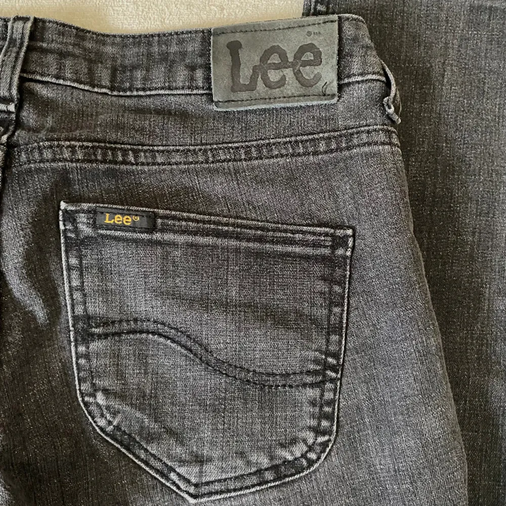 Skriv för fler bilder! Kom gärna med prisförlsag! 💙Supersnygga svarta/gråa jeans från Lee, storlek 36 🩶 Midjemått rätt över 45cm.  Innerbenslängd 80cm. Jeans & Byxor.