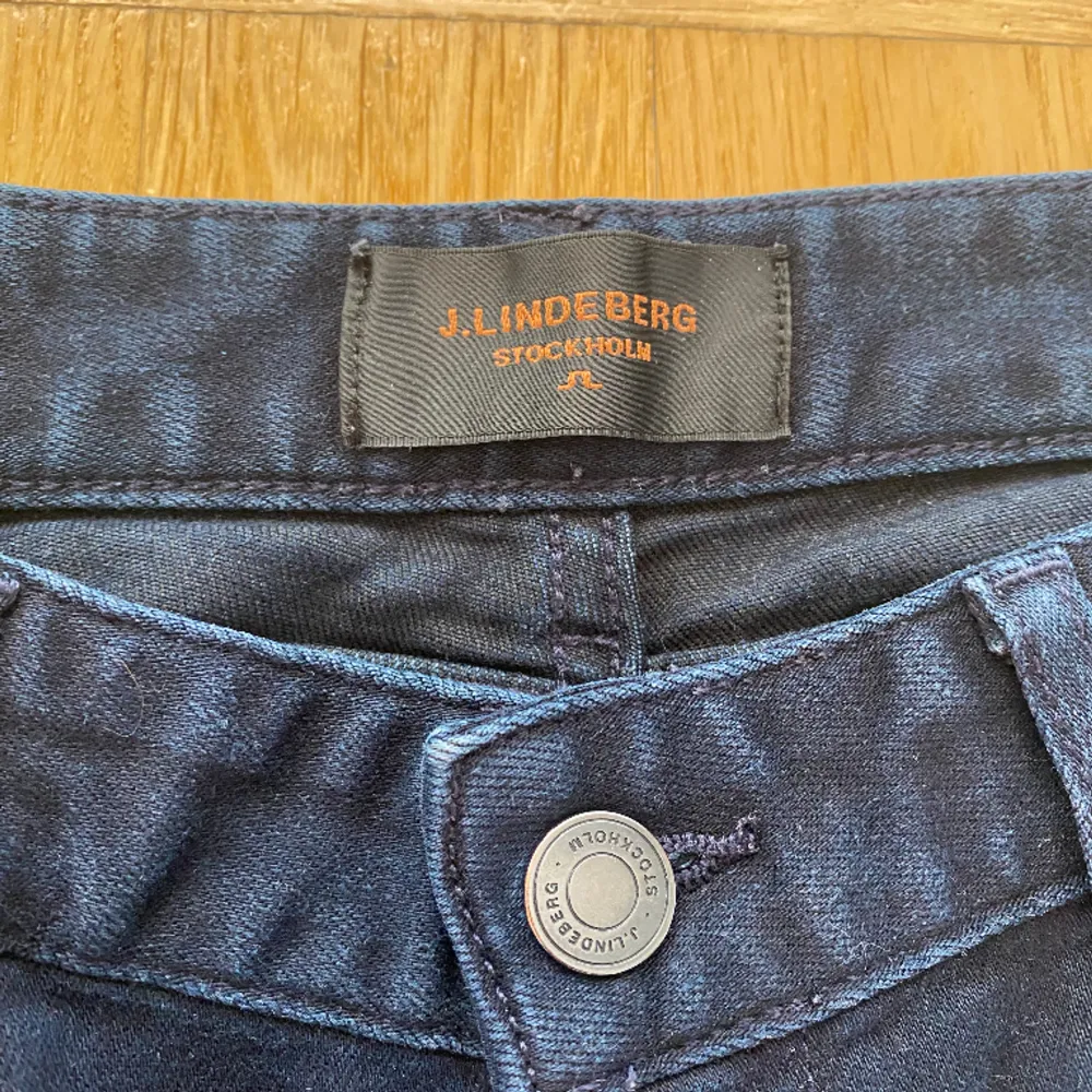 Säljer dessa jeans då dom är lite förkorta, bra skick o har endast en liten fläck på ena sidan av låret men syns inte så tydligt när de används, är väldigt öppen till prisförslag om priset inte passar🫶🏻💘 skriv för mer info. Jeans & Byxor.