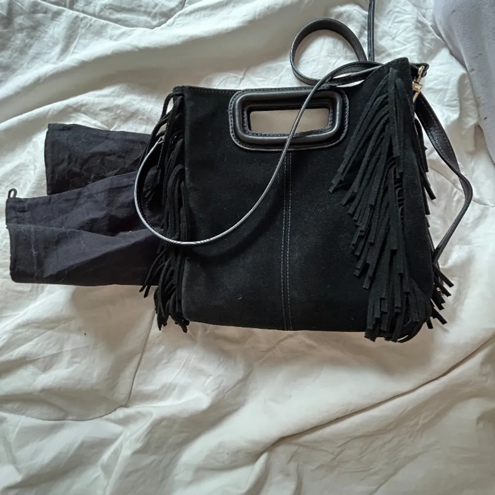 Säljer min jättefina svarta mocka Maje väska, perfekt nu till vår/sommar!!💗 Köptes i sommars och är i ett så fint skick, självklart äkta och en dustbag tillkommer💗💗säljer då den inte kommer till användning längre. Ställ gärna frågor!!🥰🥰 . Väskor.
