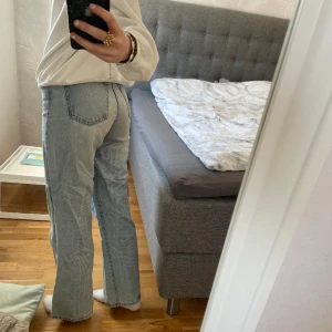 Straight Jeans  - OBS Kameran gör satt det ser ut som mönster, är ej det! Säljer nu mina high waisted jeans från Lager 157 då de inte kommer till användning längre, storlek XXS men passar mig som brukar ha 34 i Gina jeans om det hjälper💞 Jag är ca 165-166 cm lång
