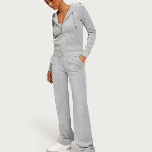Juicy couture tracksuit  - Säljer både koftan och byxorna! Koftan i storlek S och byxorna i storlek XS. Färg : Grey marl  Superbra skick!  Nypris för hela settet är 2498kr
