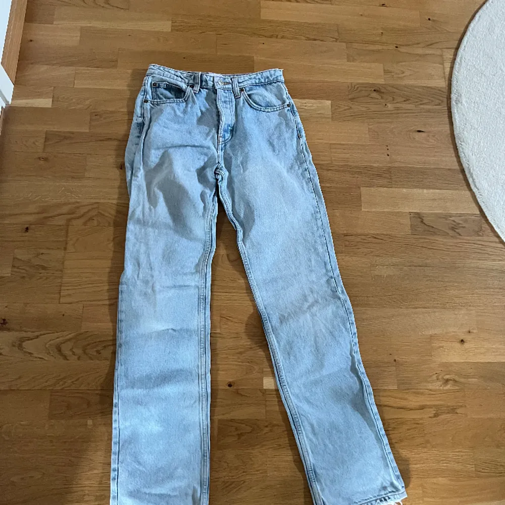 Ljusblåa zara jeans. . Jeans & Byxor.