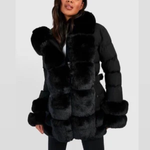 Päls Jacka  - Hejjjjj, säljer min snygga vinterjacka från boohoo stl 36.  Gott som ny och jätte mysig och trendig 😍🫶🏽 Priset kan diskuteras :) 