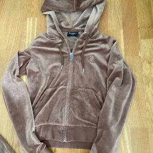 Juicy Couture - Säljer eftersom den inte kommer till användning. Jättebra skick. Storlek S. Säljer för 400kr. 