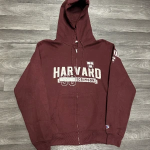 Champion Harvard Zip Hoodie  - Snygg zip Hoodie från champion i storlek S! Bara att skriva om du undrar över något🙏