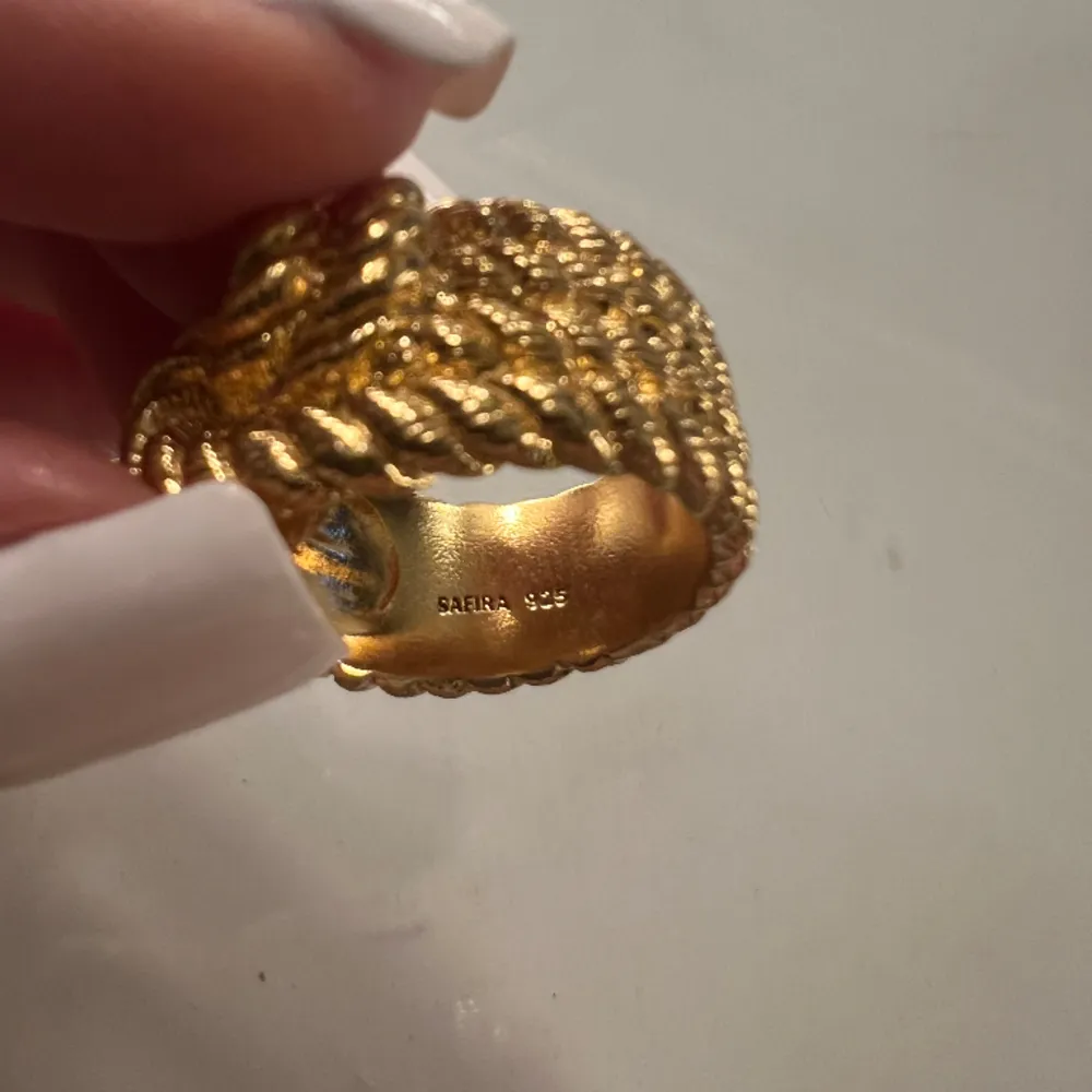 Säljer min fina KAMILLA ring från Safira. Den är 24k guldpläterad. Den är aldrig använd då den inte passar, och glömde skicka tillbaka den. Köpt i somras och verkar vara helt slutsåld på hemsidan. Storlek 18🩷 nypris-1149, säljer för 450. Accessoarer.