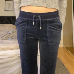 Juicy Couture byxor - Säljer nu mina juicy byxor som är i såå fint skick. Inget täcken på användning! Kom privat för fler bilder eller andra frågor!💘