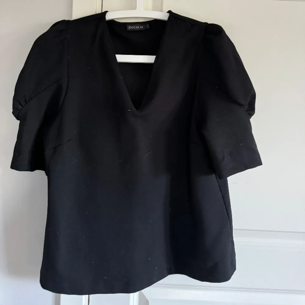 Blus från Stockho LM!! Andra bilden är min den har varit i min garderob så den har massa katthår på sig, köptes för 500 ungefär o säljer för 100!! . Puserot.