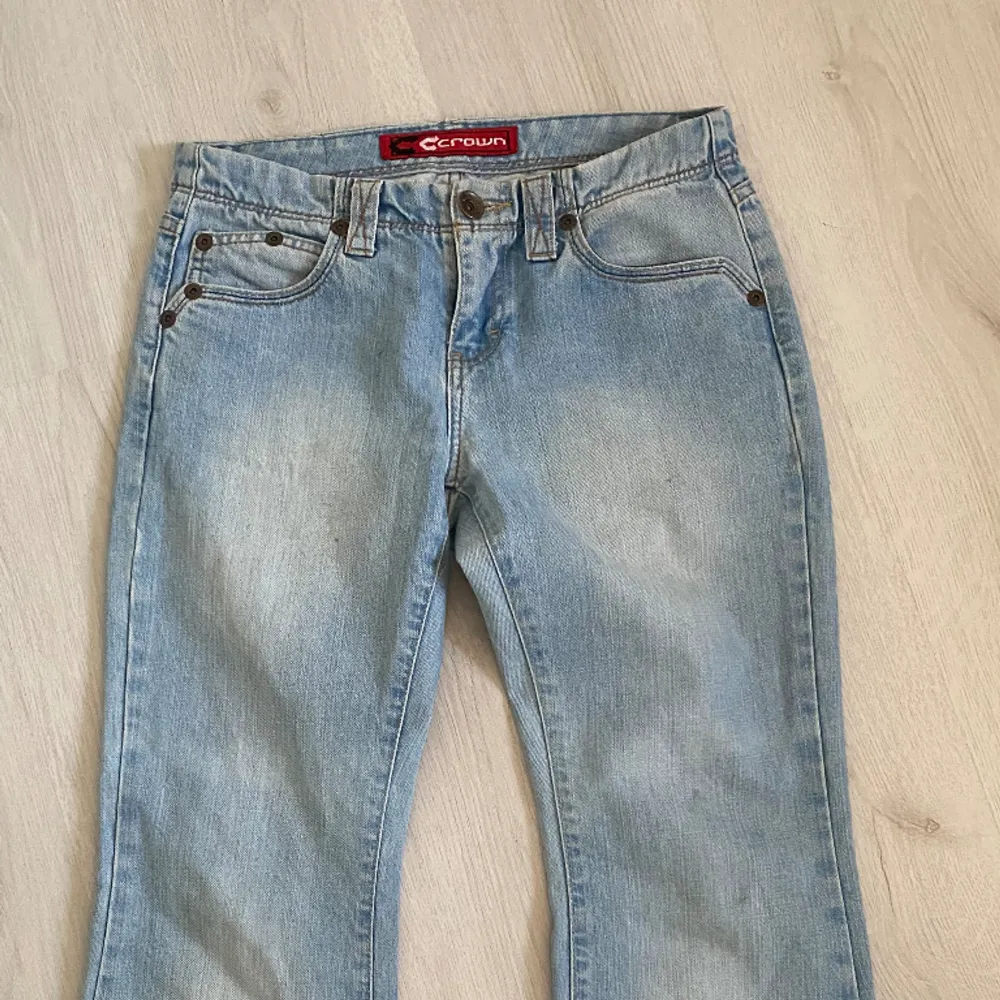 Supersnygga lågmidjade jeans innerbenslängd 78 cm och midjemått rakt över 37 cm🫶🏼. Jeans & Byxor.