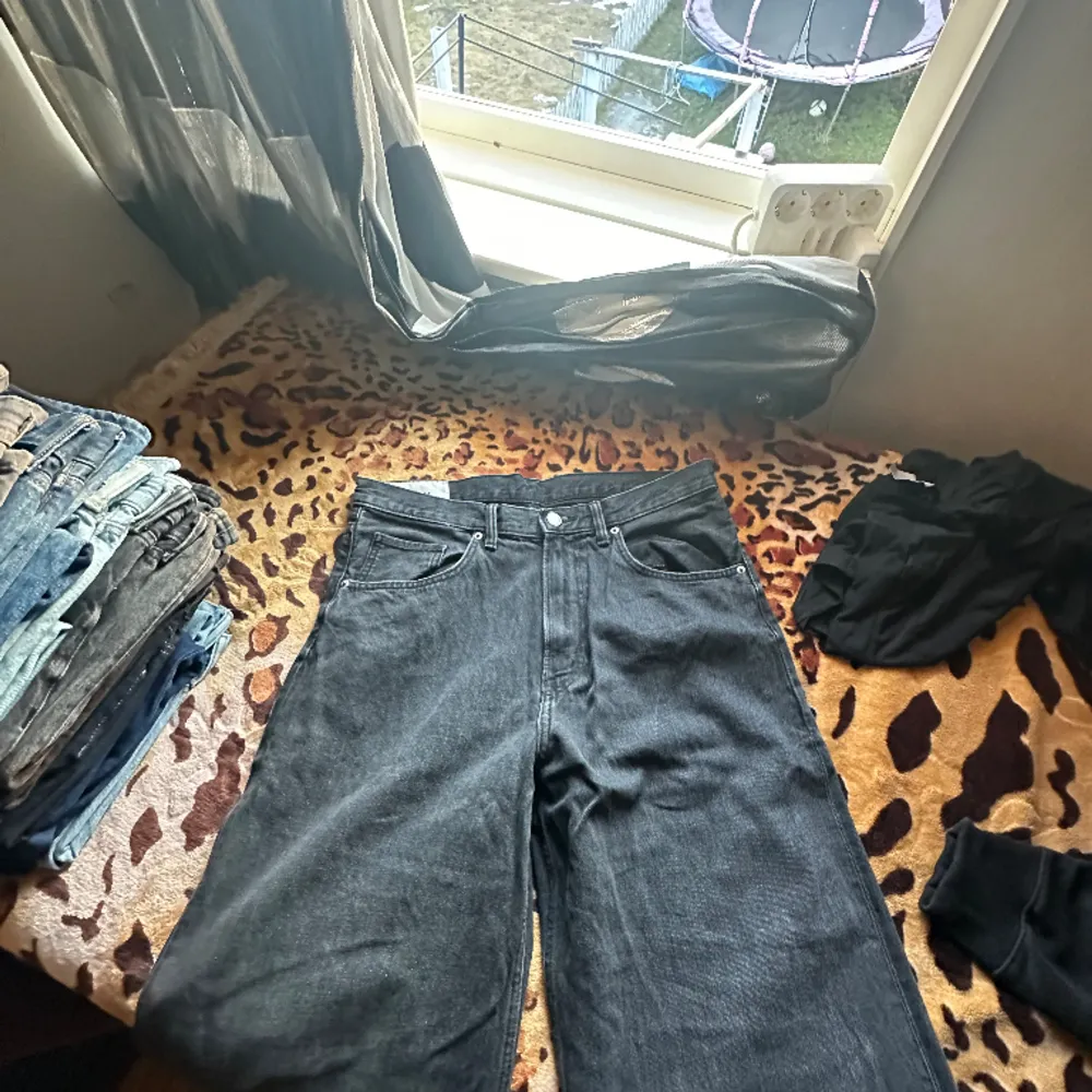 H&M jeans till salu till ett fantastiskt pris! Perfekta för dem med mindre stora lår och i behov av ett större storlek. Har du frågor eller är intresserad av att köpa? Skriv till mig för mer information och ge din garderob en uppgradering med dessa. Jeans & Byxor.