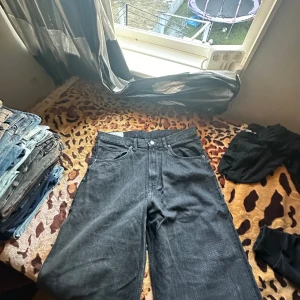 Baggy Jeans - H&M jeans till salu till ett fantastiskt pris! Perfekta för dem med mindre stora lår och i behov av ett större storlek. Har du frågor eller är intresserad av att köpa? Skriv till mig för mer information och ge din garderob en uppgradering med dessa