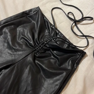 Bootcut skinnbyxor - Bootcut skinnbyxor med knytning använda en gång