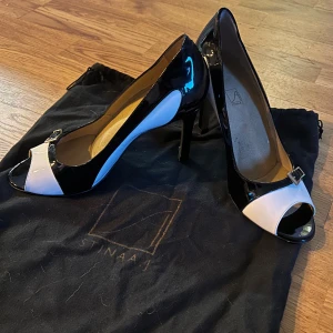 Stinaa J klackar - Svart,vita pumps ifrån Stinaa J. -ortopedisk för stabilitet och förbättrad kroppsställning -stötdämpning i trampdynan -förstärkt hälkappa  -bredare front för att förhindra klämskador -delikat platå för extra stötd -Använd en gång på min bröllopsdag