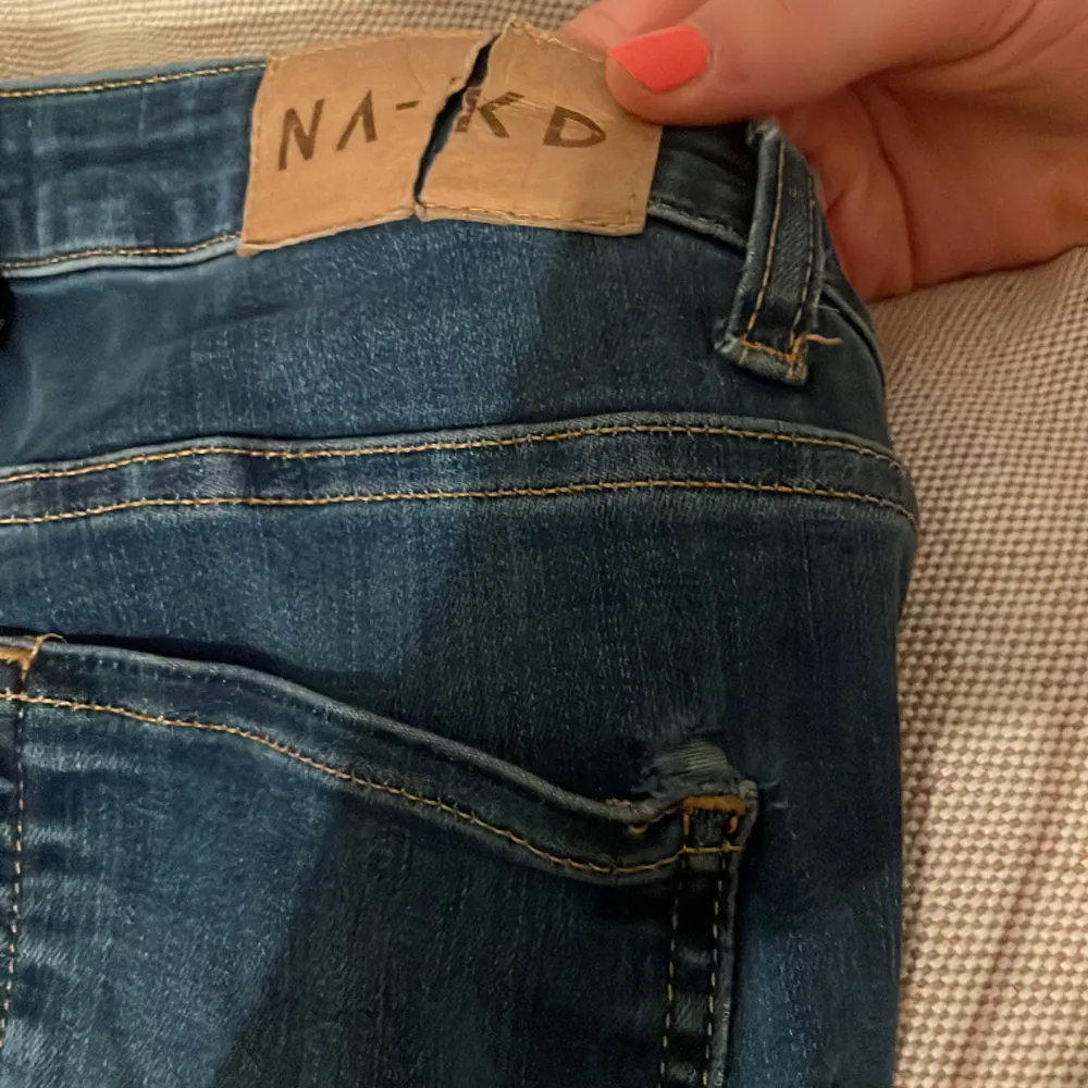 Midwaist boot cut jeans med  självklippta hål från NA-KD Strl 36 men är stretchiga Pris kan diskuteras vid snabb affär:) Små defekter se bild 3. Jeans & Byxor.