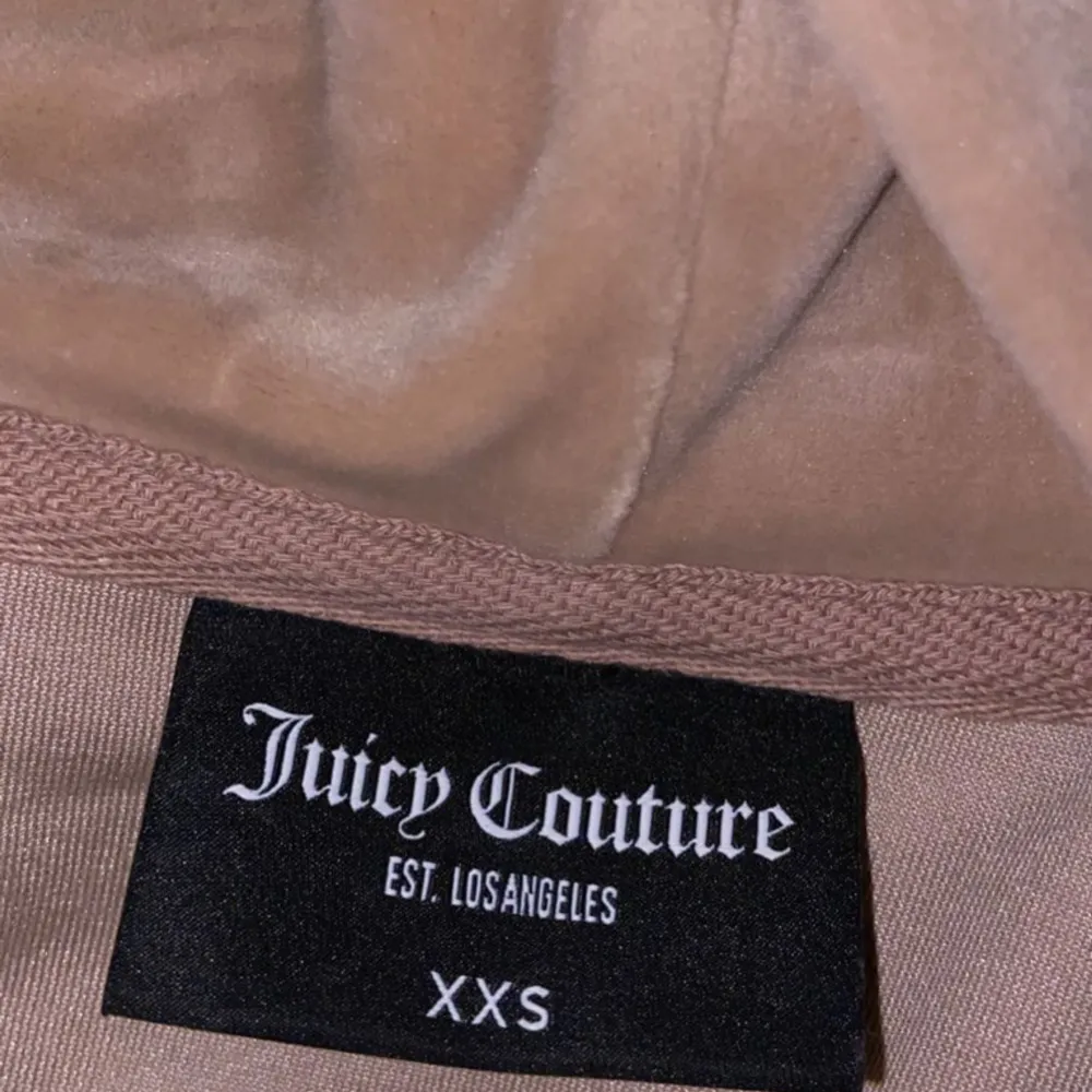 Säljer min juicy dress i storlek Xxs. Köptes från Nellys hemsida. Nyskick! Kan hämtas och skickas. 🤍. Jeans & Byxor.