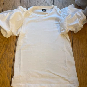 Puffärmstopp  - En festlig topp med puffärmar, ”puffet” är formbart så du kan själv justera hur mycket volym ärmarna ska ha💕