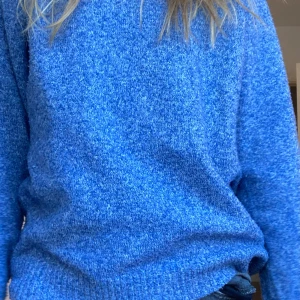 Blå stickad tröja - Fin stickad tröja i perfekt skick. Ifrån veromoda i storlek xs. Köpt för 250 men säljer för 150. Den är helt ny.