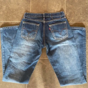 Levi's jeans  - Säljer dessa supersnygga lågmidjade jeansen från Levi's med raka ben🤩I utmärkt skick🙌