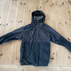 Helly hansen vindjacka - Hej säljer nu min helly Hansen vindjacka ja köpte ny, har text på ryggen som reflexerar sig i ljus. Extremt lätt och snygg. Nypris 3700