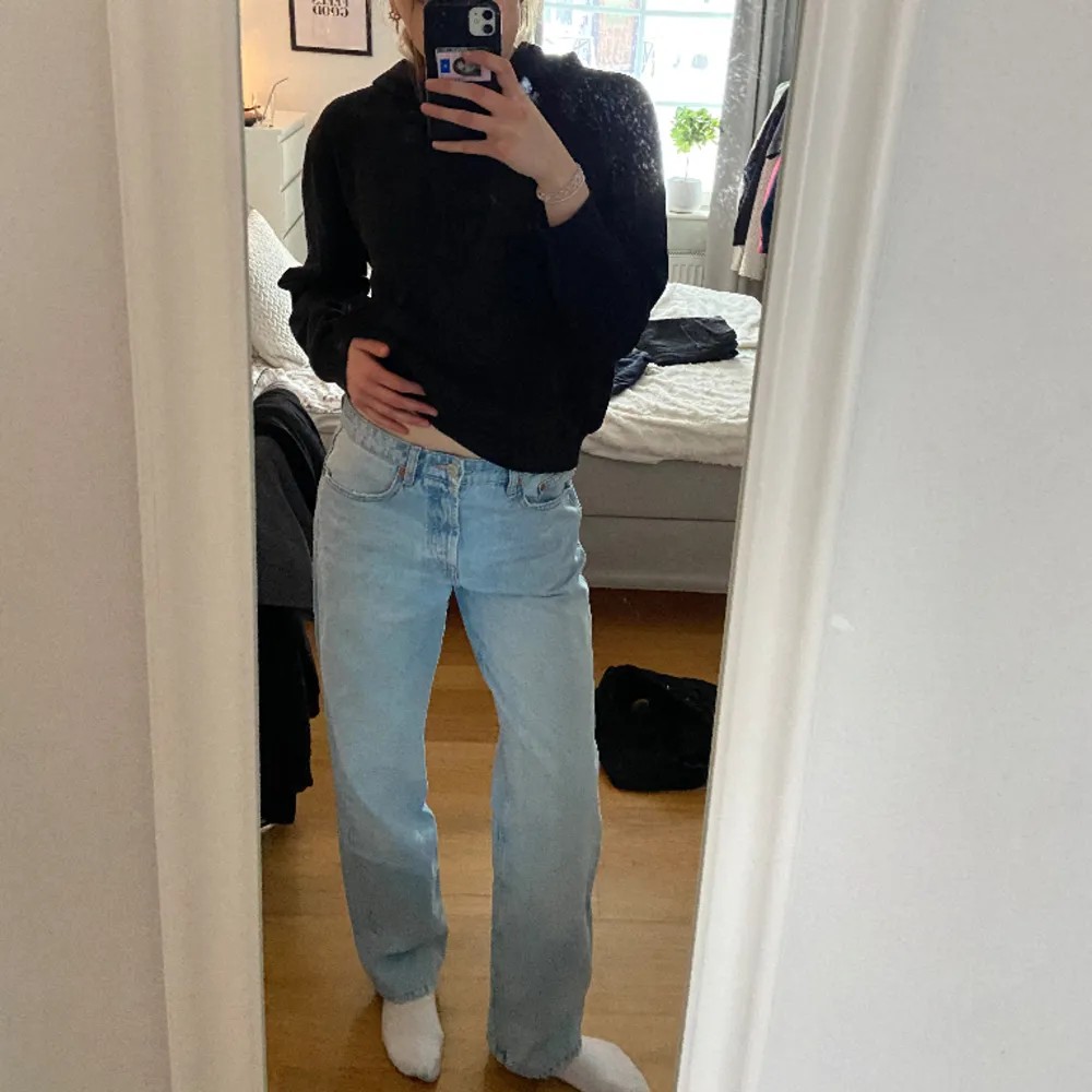Säljer dessa lågmidjade Zara jeans då de sitter för stort på mig. De är straight och har lågmidja. Jag är 177cm lång.  Mått: Midja - 83 cm (stängd byxa) Innerbenlängd: 78 cm. Jeans & Byxor.