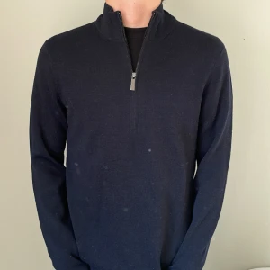 Halvzip från cos  - Sjukt stilren Halvzip tröja från cos i färgen blå! Plagget är som i nyskick och har inga skador alls! Nypris: 1000kr Vårt pris: 450kr Skriv vid minsta fundering!