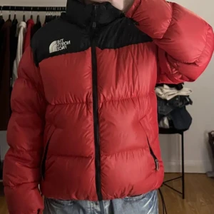 The North Face Jacka - Röd TNF jacka från -96(vintage), bra skick och snygg färg! Kom med bud om ni inte är överrens med priset!