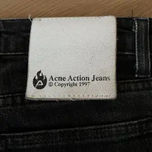 Säljer dessa super fina lågmidjade jeans från acne, raka ben men en super fin urtvättad svart färg 🌸