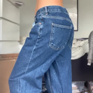 baggy jeans - lågmidjade, baggy jeans från gina! storlek 38. innerbenslängd: 80cm. midja: 82cm. benöppning: 20cm. 