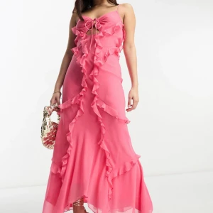 Rosa balklänning  - Så himla fin rosa balklänning med öppen rygg och fina detaljer. Aldrig använd så precis som ny. Storlek 38 men passar även 36.