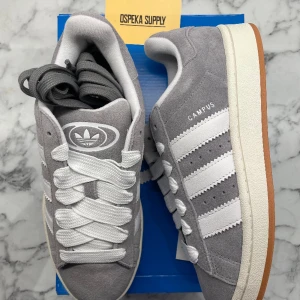 Adidas Campus 00s Grey White  - Helt nya och oanvända Adidas Campus 00s Grey White i Storleken 40. Pris: 1499+frakt. Finns 2 stycken tillgängliga i denna storlek så passa på!   Skicka ett meddelande vid intresse eller frågor. 