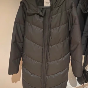 Helt ny vinterjacka - JDY - Helt ny & oanvänd vinterjacka från JDY. Nypris: 749 kr. Storlek: XS men passar även om du bär S (stor i storleken) Prislappen hänger även kvar.
