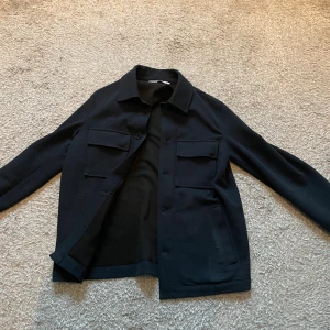 Overshirt  - Hej, nu säljer jag min overshirt från Zara. Tröjan är i storlek M och sitter som M. Om du har några funderingar så tveka inte att höra av dig. 