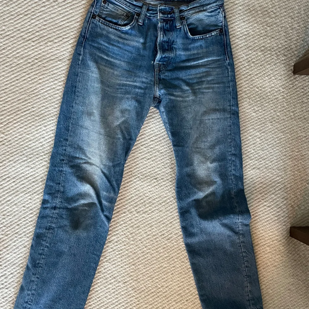 Acne jeans. Raka i modellen, storlek 25/30. Liten defekt vid dragkedjan. Se bild. . Jeans & Byxor.