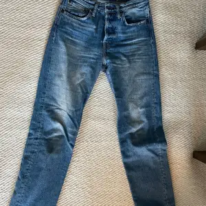 Acne jeans. Raka i modellen, storlek 25/30. Liten defekt vid dragkedjan. Se bild. 