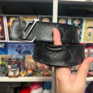 Louis Vuitton Eclipse Monogram Belt Reversible - Ett två sidigt bälte i använt skick. Kommer med dustbag och kvitto. Storlek - 90CM