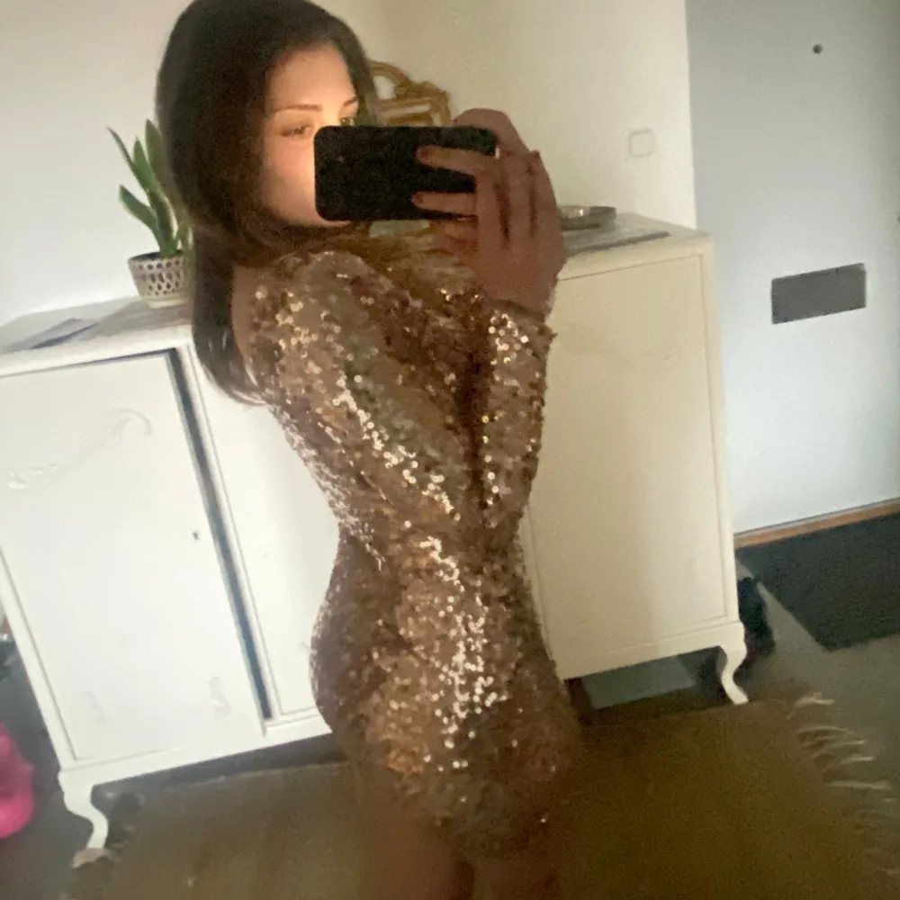 Glittrig guld klänning från NLY ONE i storlek XS. För liten och kort för mig, det kan falla av någon paljett ibland! Passar superbra till fest eller nyår💛💛. Klänningar.