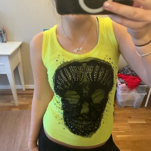 Coolt linne💛🖤 - Neongult linne me dödskalle å glitter❤️‍🔥