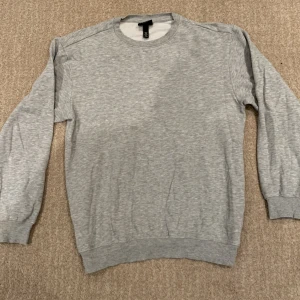 Hm tröja - Tja, säljer denna HM tröja då den ej används. Storlek XS men passar bättre som S.  Kontaktas via pm