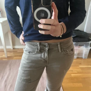 Guess jeans🤎🤍 - Jättecoola å unika! Jag har sytt ut de själv🩶