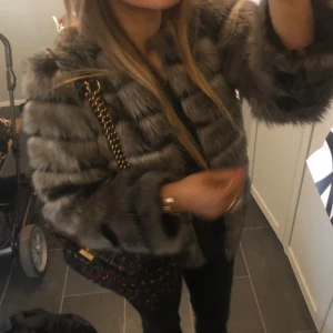 Grå pälsjacka  - Grå pälsjacka den är storlek 146-152 men den passar mig som är en S💓